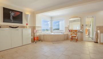 Resa Estates Ibiza sale te koop Villa hills Can Furnet bathroom .jpg